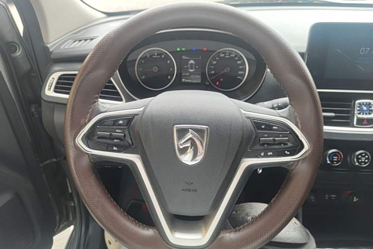 Used Baojun 730 2019 1.5T Manual Fashion Model 7-seater National V Steering Wheel