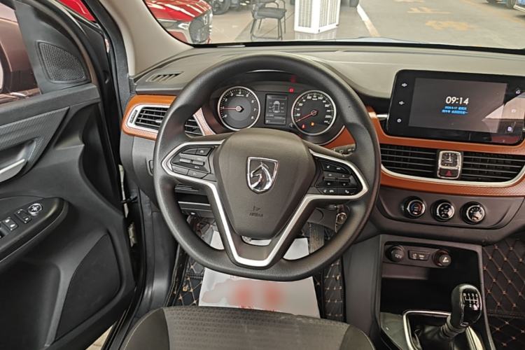 Used Baojun 730 2019 1.5L Manual Fashion Model 7-seater National V Steering Wheel