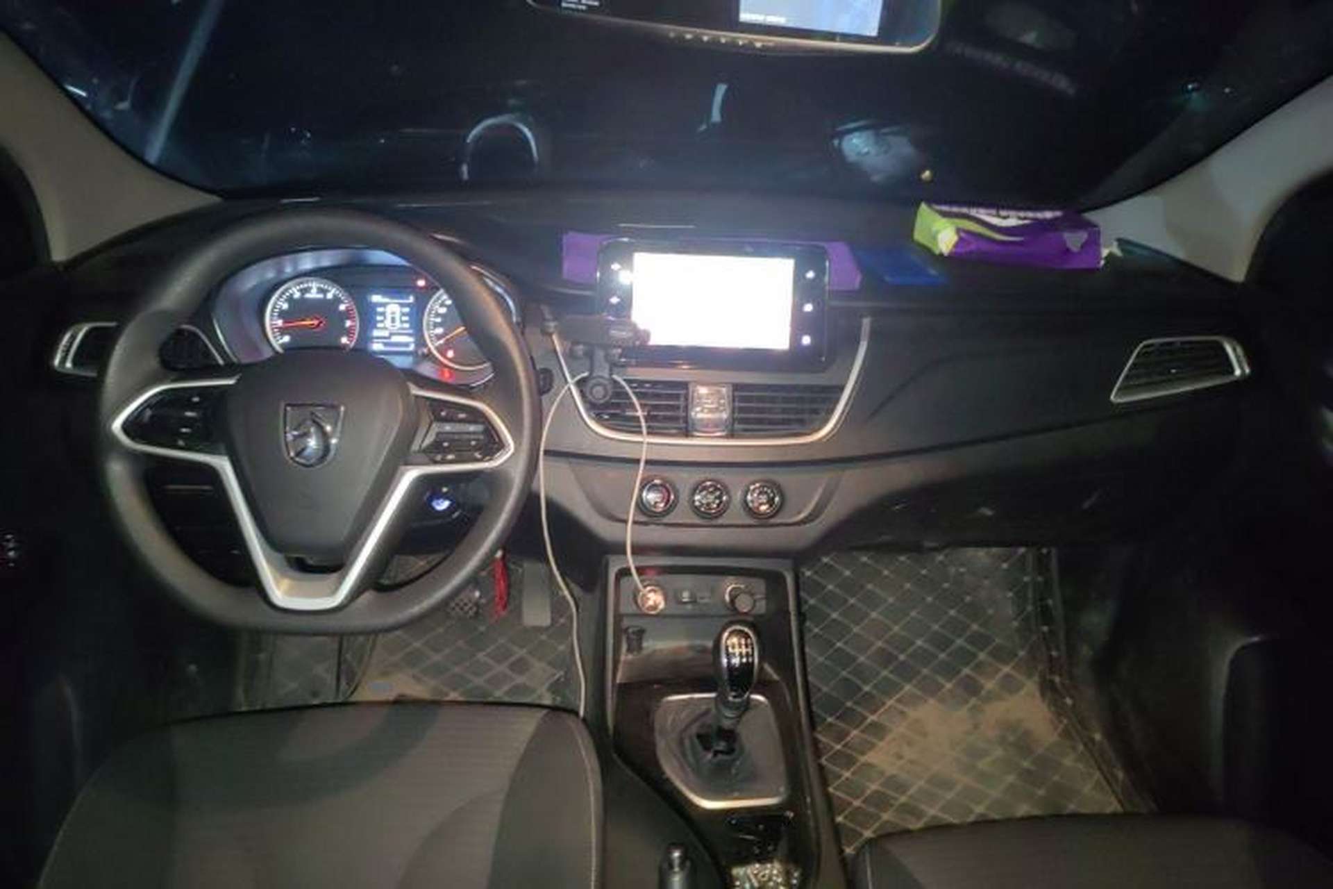 Used Baojun 730 2019 1.5T Manual Fashion Model 7-seater National V Center Console