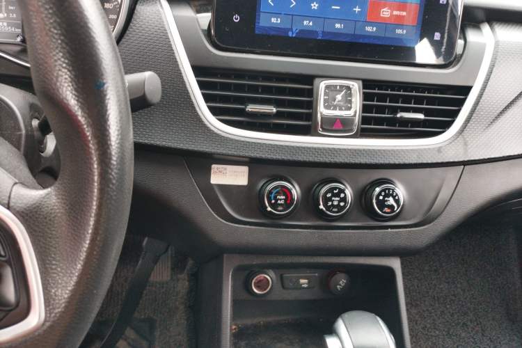 Used Baojun 730 2019 1.5T CVT Fashion Model 7 Seats China V Emission Standard Audio And AC Panel
