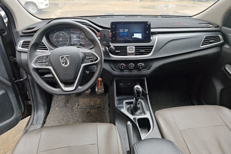 Used Baojun 730 2019 1.5L Manual Fashion Model 7-seater China VI Center Console