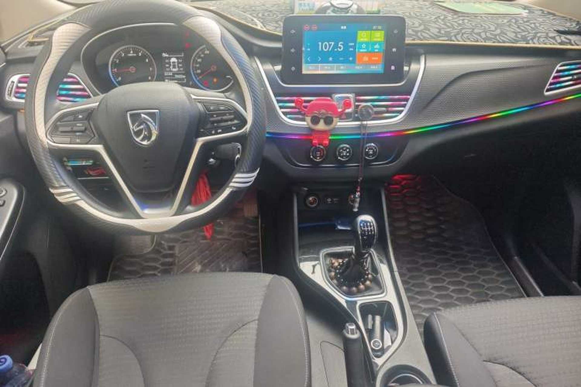 Used Baojun 730 2019 1.5T Manual Fashion Model 7-seater National V Center Console