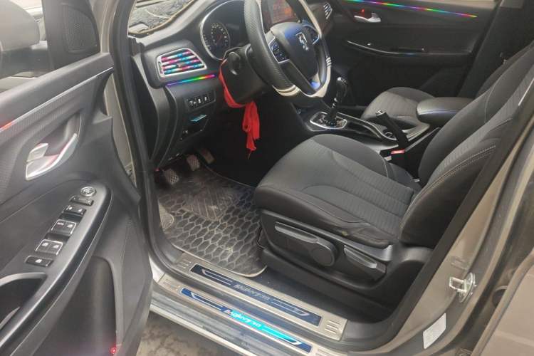 Used Baojun 730 2019 1.5T Manual Fashion Model 7-seater National V Driver Seat