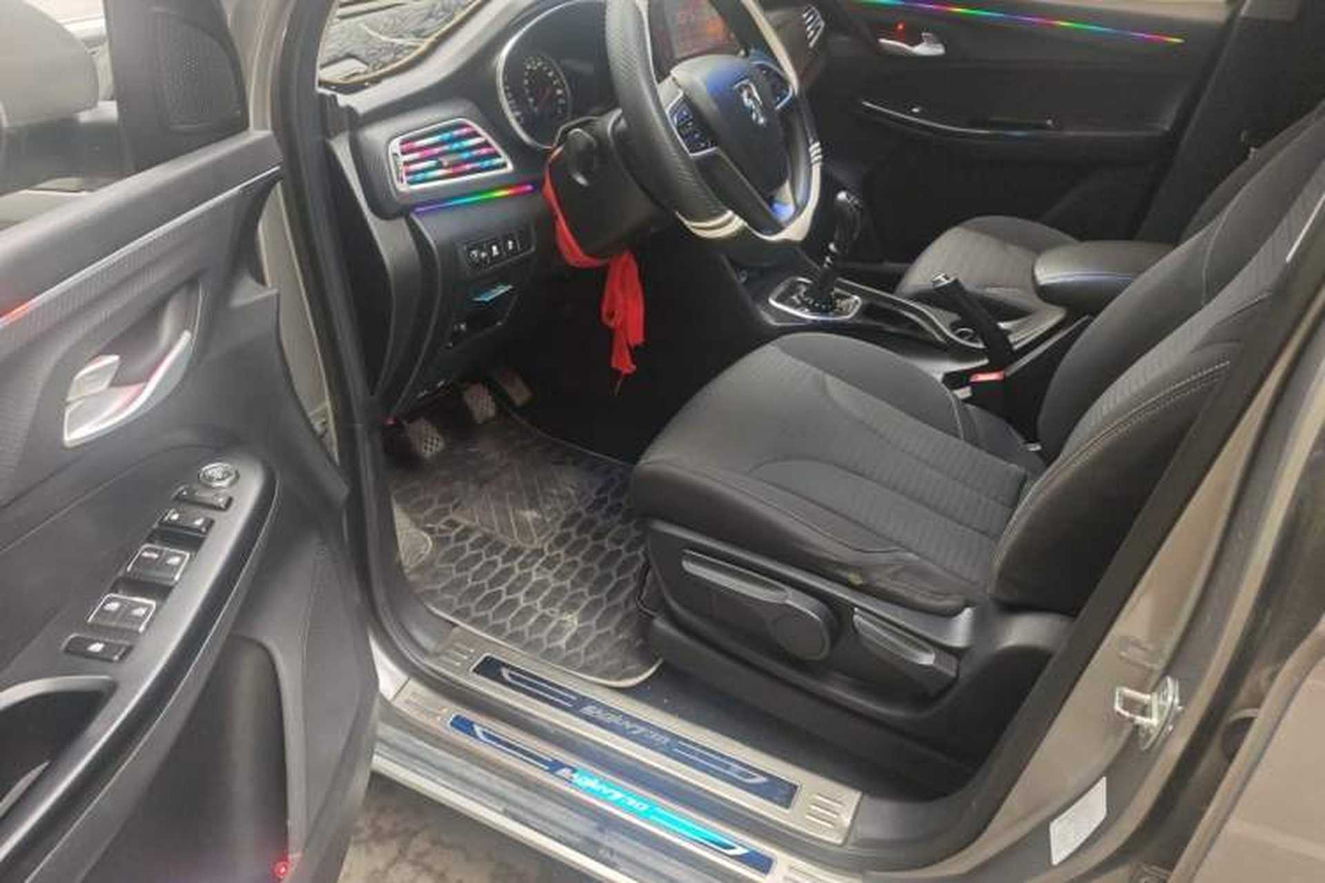 Used Baojun 730 2019 1.5T Manual Fashion Model 7-seater National V Driver Seat