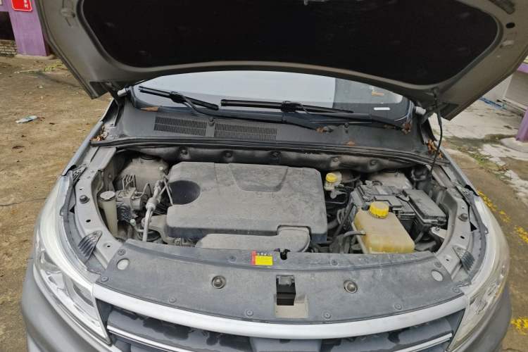 Used Baojun 730 2019 1.5L Manual Fashion Model 7-seater China VI Engine Bay