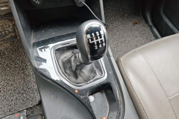 Used Baojun 730 2019 1.5L Manual Fashion Model 7-seater China VI Gear Lever