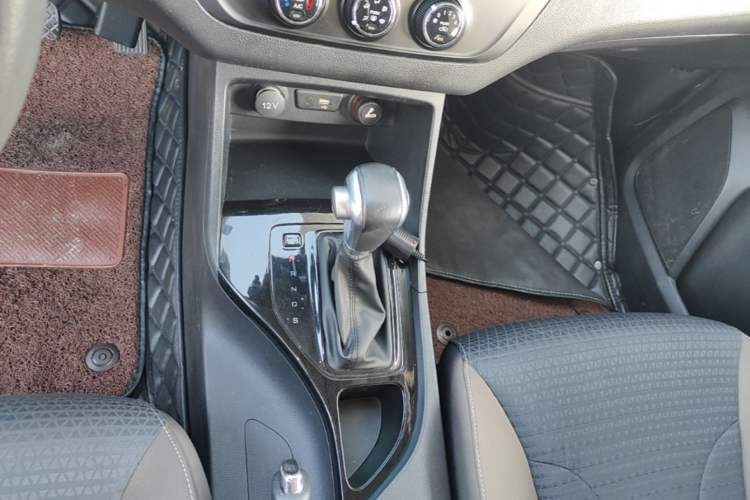 Used Baojun 730 2019 1.5T CVT Fashion Model 7 Seats China VI Emission Standard Gear Lever
