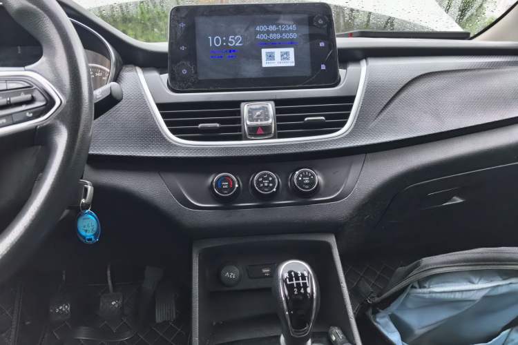 Used Baojun 730 2019 1.5T Manual Fashion Model 7-seater China VI Audio And AC Panel