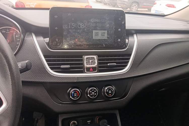 Used Baojun 730 2019 1.5T CVT Fashion Model 7 Seats China V Emission Standard Audio And AC Panel
