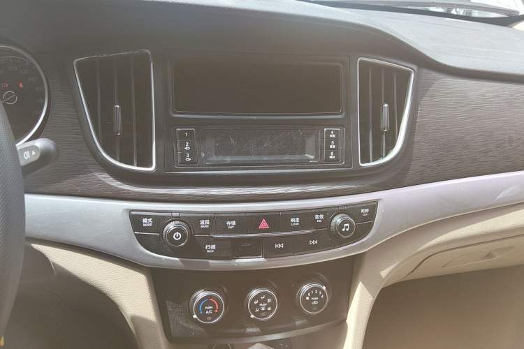 Used Baojun 730 2019 1.5L Manual Value Edition 7 Seats China VI Emission Standard Audio And AC Panel