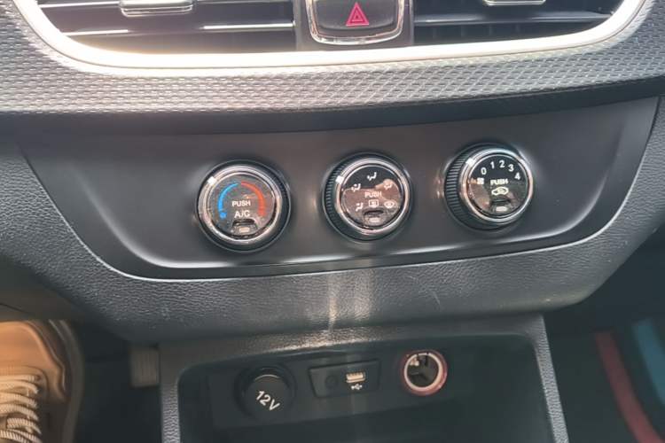 Used Baojun 730 2019 1.5T CVT Fashion Model 7 Seats China VI Emission Standard Audio And AC Panel