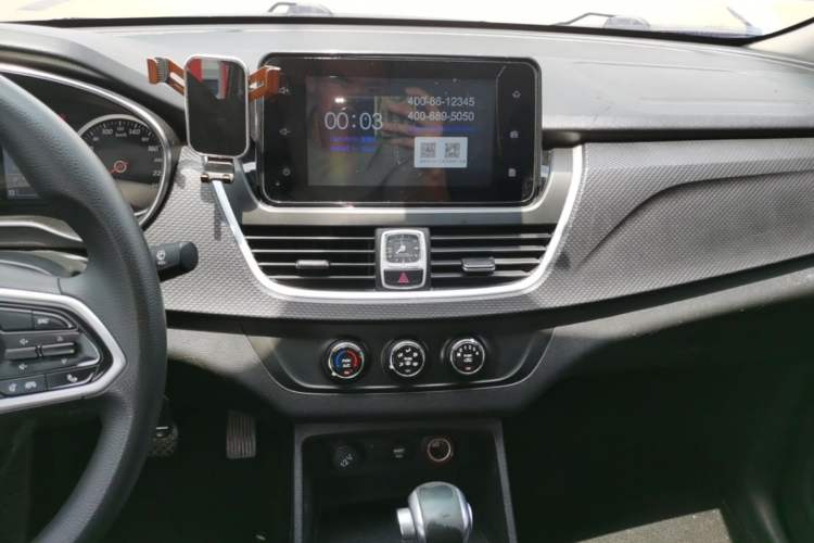Used Baojun 730 2019 1.5T CVT Fashion Model 7 Seats China V Emission Standard Audio And AC Panel