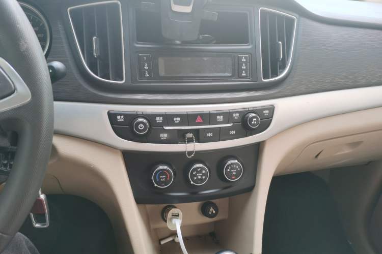 Used Baojun 730 2019 1.5L Manual Value Edition 7 Seats China VI Emission Standard Audio And AC Panel