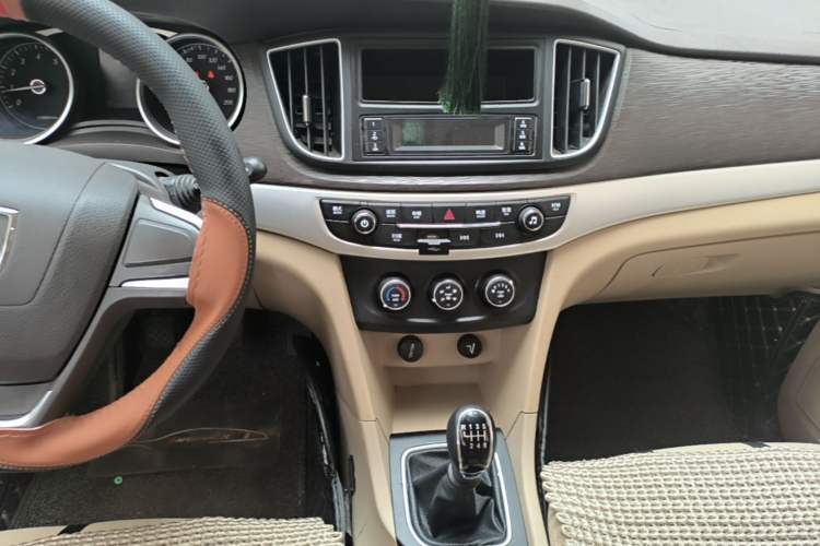 Used Baojun 730 2019 1.5L Manual Value Edition 7 Seats China VI Emission Standard Audio And AC Panel