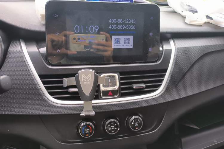 Used Baojun 730 2019 1.5T Manual Fashion Model 7-seater China VI Audio And AC Panel