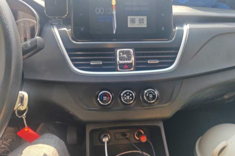 Used Baojun 730 2019 1.5L Manual Fashion Model 7-seater National V Audio And AC Panel