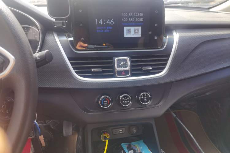 Used Baojun 730 2019 1.5L Manual Fashion Model 7-seater National V Audio And AC Panel