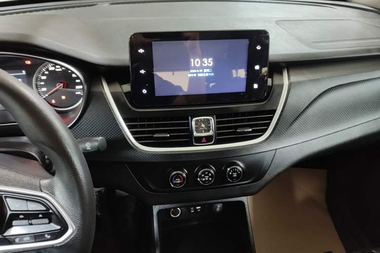 Used Baojun 730 2019 1.5T Manual Fashion Model 7-seater National V Audio And AC Panel