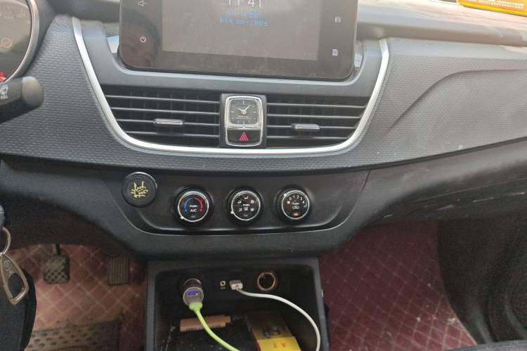Used Baojun 730 2019 1.5T Manual Fashion Model 7-seater National V Audio And AC Panel