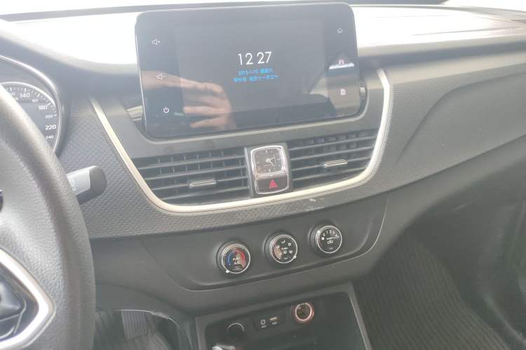 Used Baojun 730 2019 1.5T Manual Fashion Model 7-seater National V Audio And AC Panel