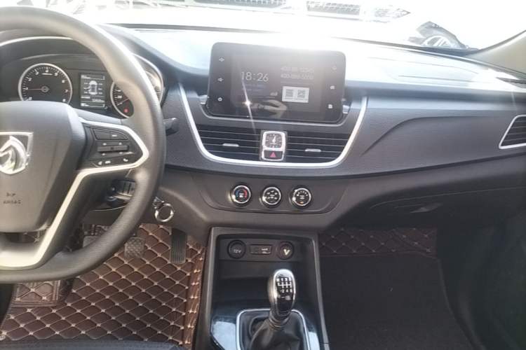 Used Baojun 730 2019 1.5L Manual Fashion Model 7-seater National V Audio And AC Panel