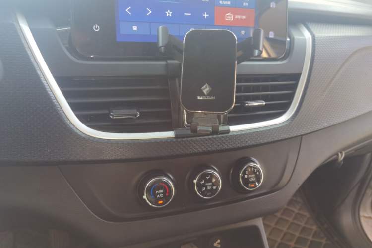 Used Baojun 730 2019 1.5T Manual Fashion Model 7-seater China VI Audio And AC Panel