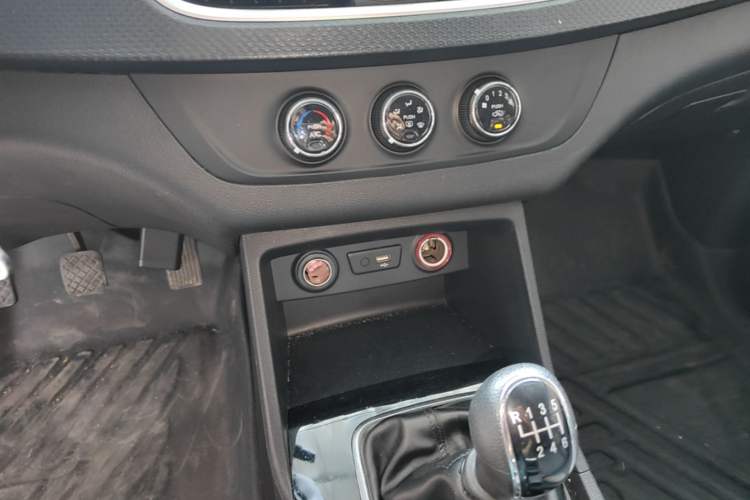 Used Baojun 730 2019 1.5L Manual Fashion Model 7-seater China VI Audio And AC Panel