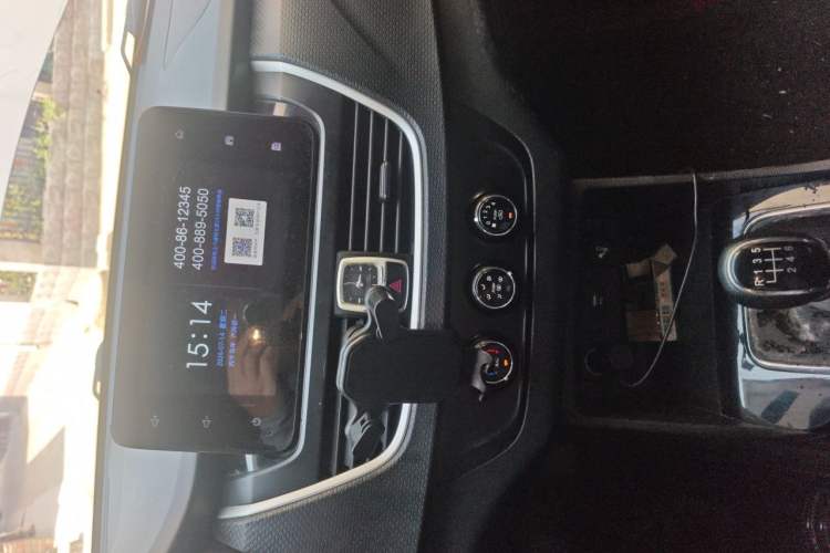 Used Baojun 730 2019 1.5L Manual Fashion Model 7-seater China VI Audio And AC Panel
