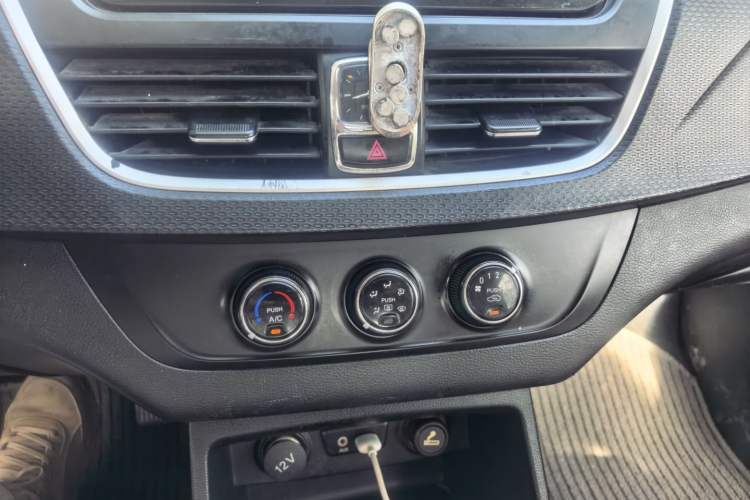 Used Baojun 730 2019 1.5L Manual Fashion Model 7-seater National V Audio And AC Panel