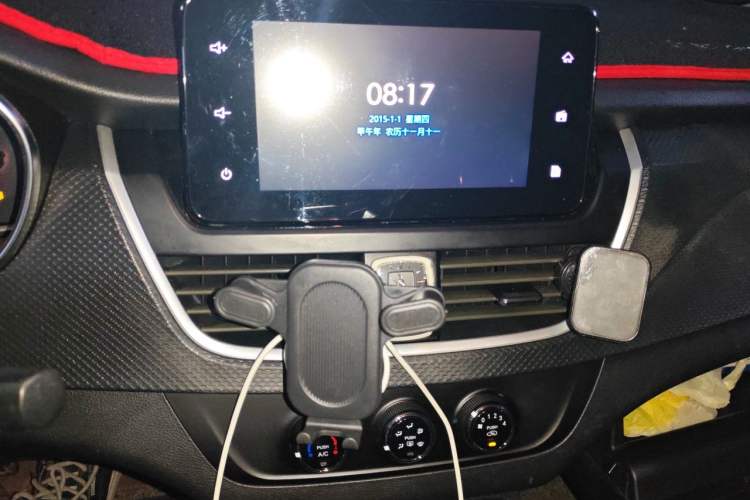 Used Baojun 730 2019 1.5T Manual Fashion Model 7-seater National V Audio And AC Panel