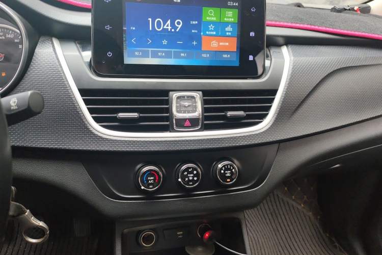 Used Baojun 730 2019 1.5L Manual Fashion Model 7-seater National V Audio And AC Panel