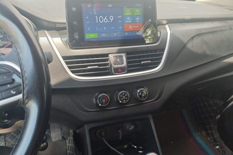 Used Baojun 730 2019 1.5T Manual Fashion Model 7-seater China VI Audio And AC Panel