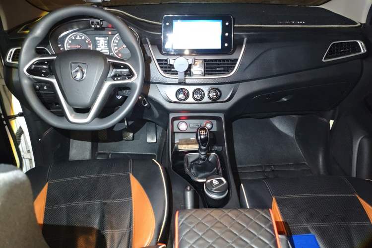 Used Baojun 730 2019 1.5L Manual Fashion Model 7-seater China VI Audio And AC Panel