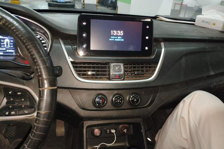 Used Baojun 730 2019 1.5L Manual Fashion Model 7-seater National V Audio And AC Panel