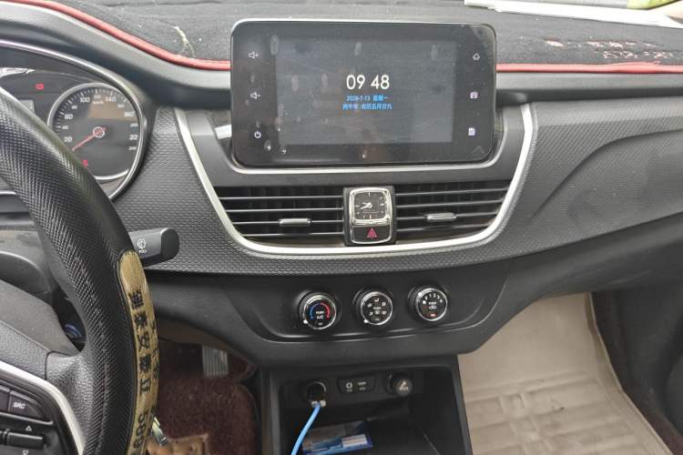 Used Baojun 730 2019 1.5L Manual Fashion Model 7-seater National V Audio And AC Panel