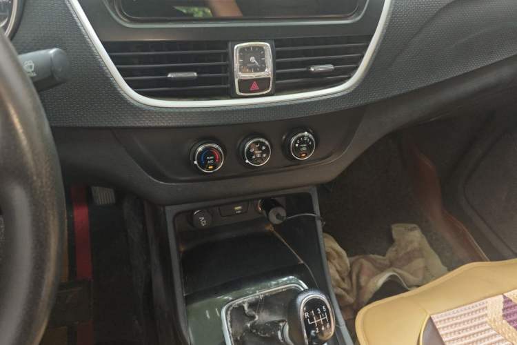 Used Baojun 730 2019 1.5L Manual Fashion Model 7-seater China VI Audio And AC Panel