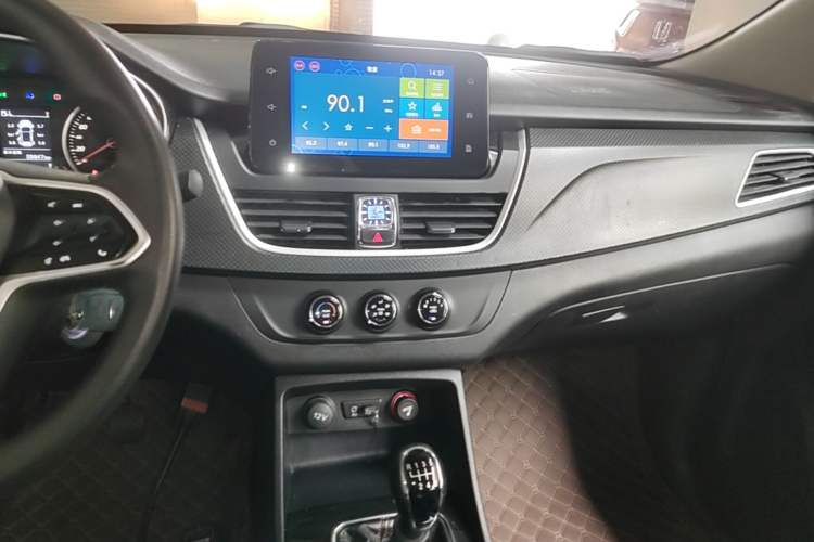 Used Baojun 730 2019 1.5L Manual Fashion Model 7-seater National V Audio And AC Panel