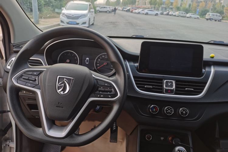 Used Baojun 730 2019 1.5L Manual Fashion Model 7-seater National V Audio And AC Panel