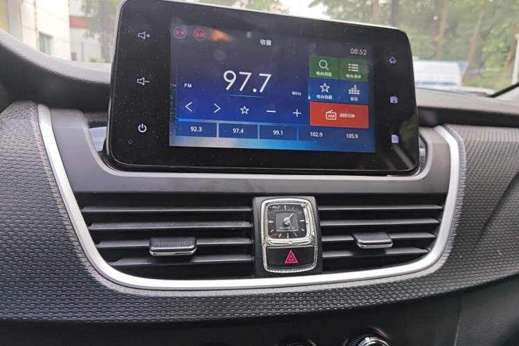 Used Baojun 730 2019 1.5L Manual Fashion Model 7-seater National V Audio And AC Panel
