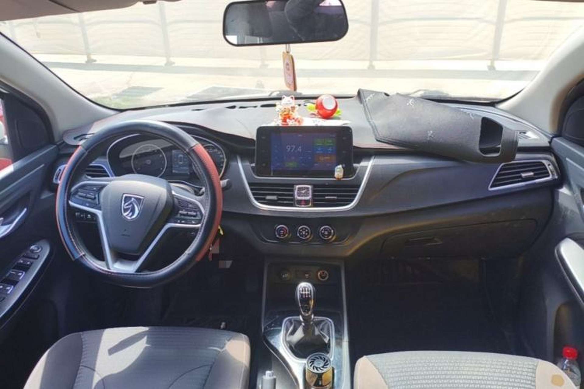 Used Baojun 730 2019 1.5L Manual Fashion Model 7-seater National V Center Console