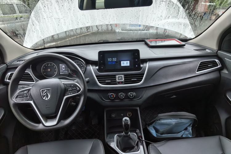 Used Baojun 730 2019 1.5T Manual Fashion Model 7-seater China VI Center Console