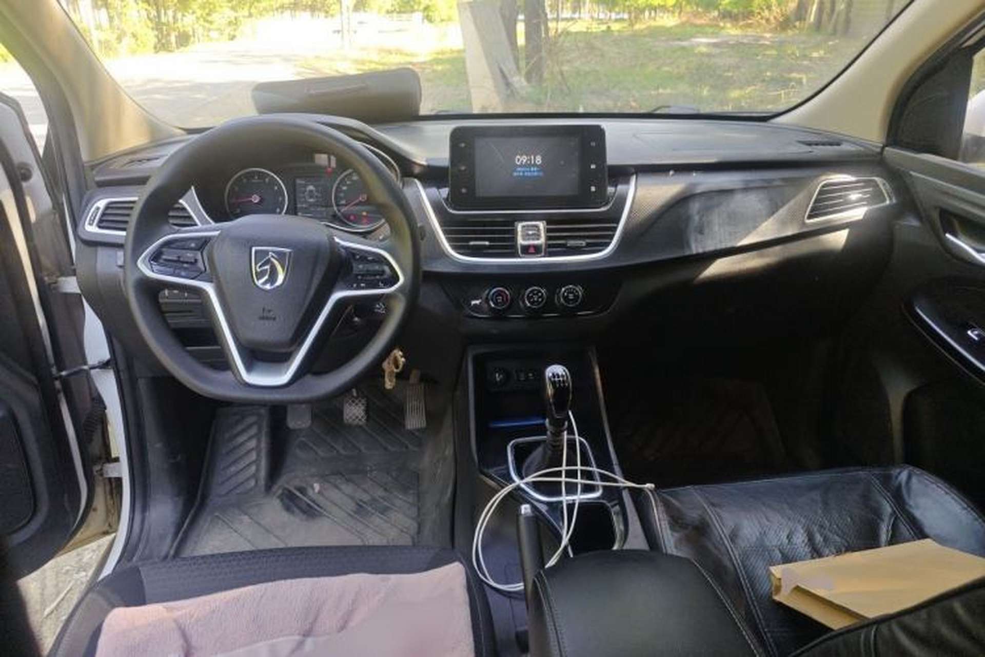 Used Baojun 730 2019 1.5L Manual Fashion Model 7-seater National V Center Console