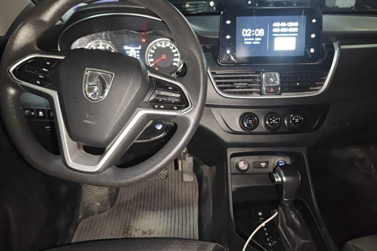 Used Baojun 730 2019 1.5T CVT Fashion Model 7 Seats China V Emission Standard Center Console