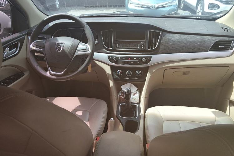 Used Baojun 730 2019 1.5L Manual Value Edition 7 Seats China VI Emission Standard Center Console