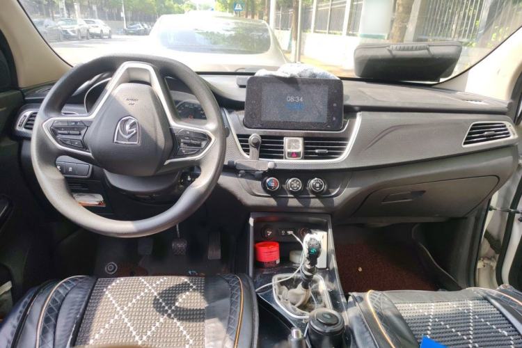 Used Baojun 730 2019 1.5T Manual Fashion Model 7-seater National V Center Console