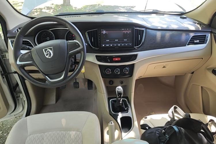 Used Baojun 730 2019 1.5L Manual Value Edition 7 Seats China VI Emission Standard Center Console