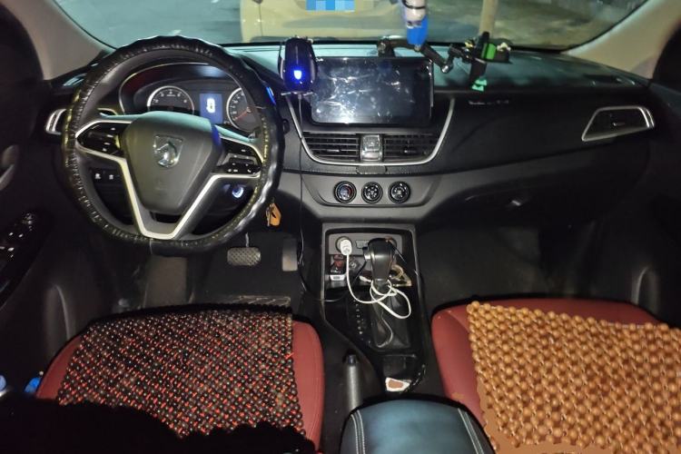 Used Baojun 730 2019 1.5T CVT Fashion Model 7 Seats China VI Emission Standard Center Console