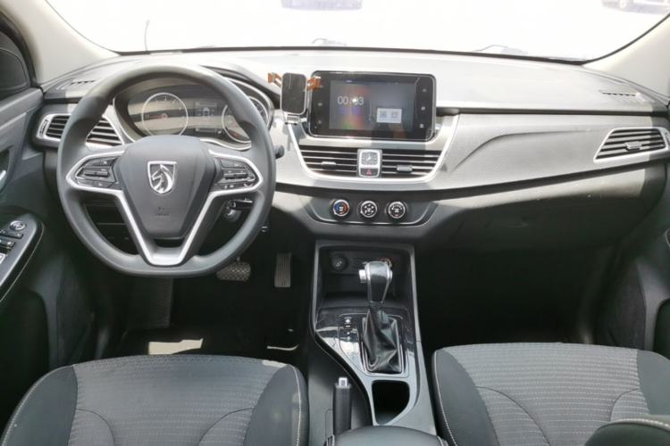 Used Baojun 730 2019 1.5T CVT Fashion Model 7 Seats China V Emission Standard Center Console