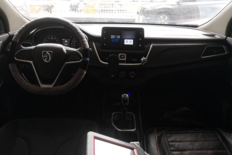 Used Baojun 730 2019 1.5L Manual Fashion Model 7-seater China VI Center Console
