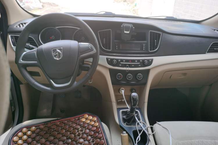 Used Baojun 730 2019 1.5L Manual Value Edition 7 Seats China VI Emission Standard Center Console